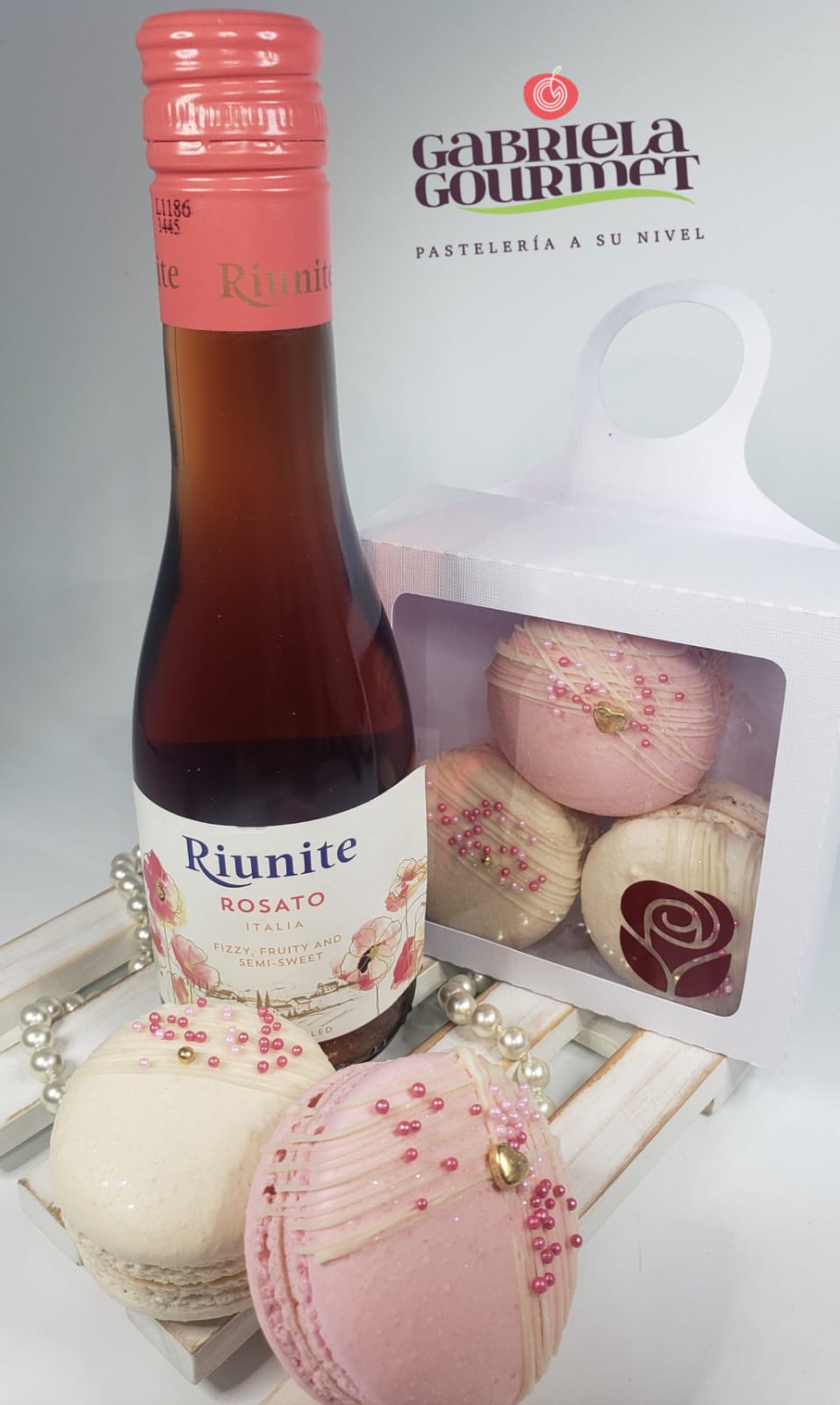 Cajita con tres Macarrons y una botella 187 ml de Vino o Sangría Riunite. - Image 2